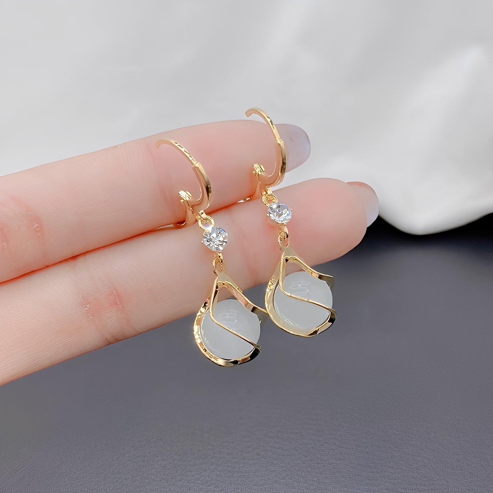 Lyra – Ohrringe mit Glanz von Weißem Opal
