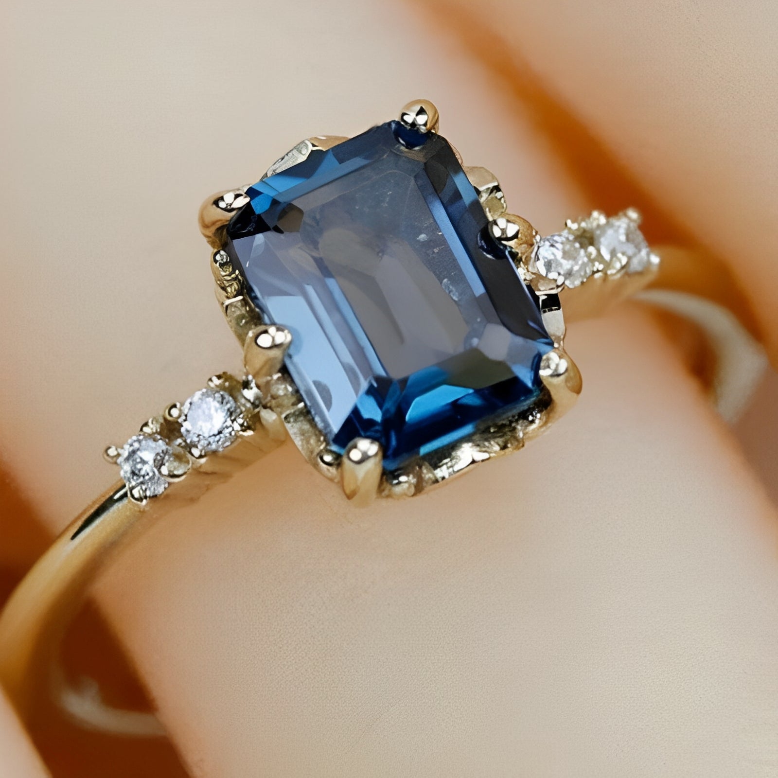 Celeste – Goldener Vintage-Ring mit blauem Kristall