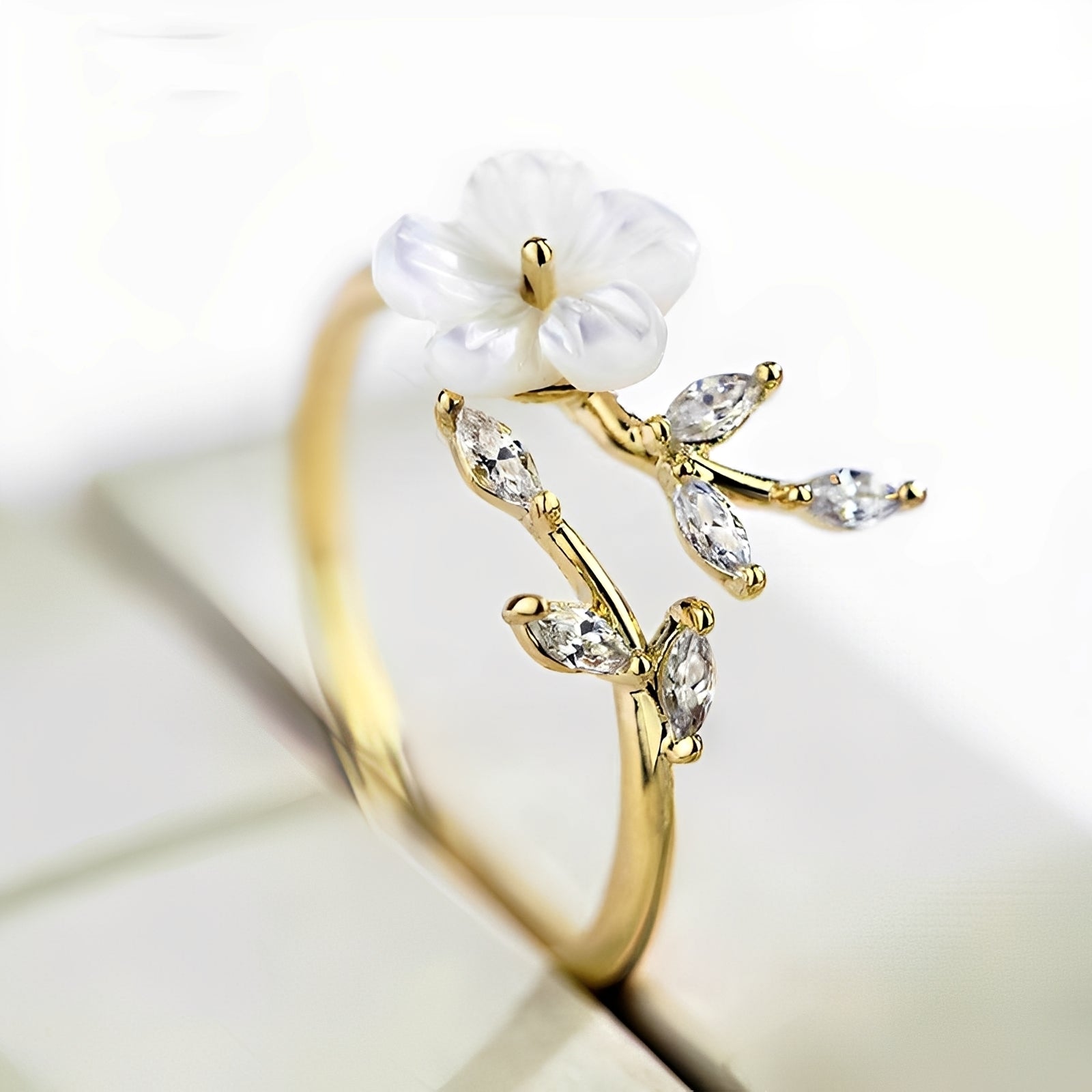 Mayla – Floraler Ring mit Weißen Blumen und Zirkonia