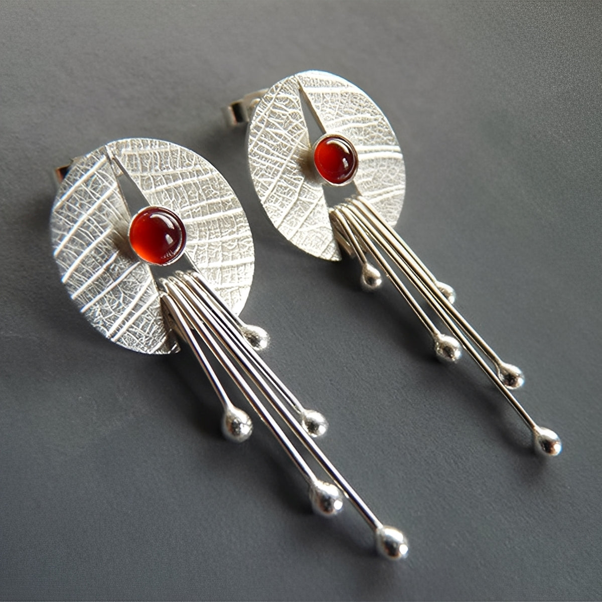 Carmine – Ohrringe mit rotem Stein und durchbrochenem Design