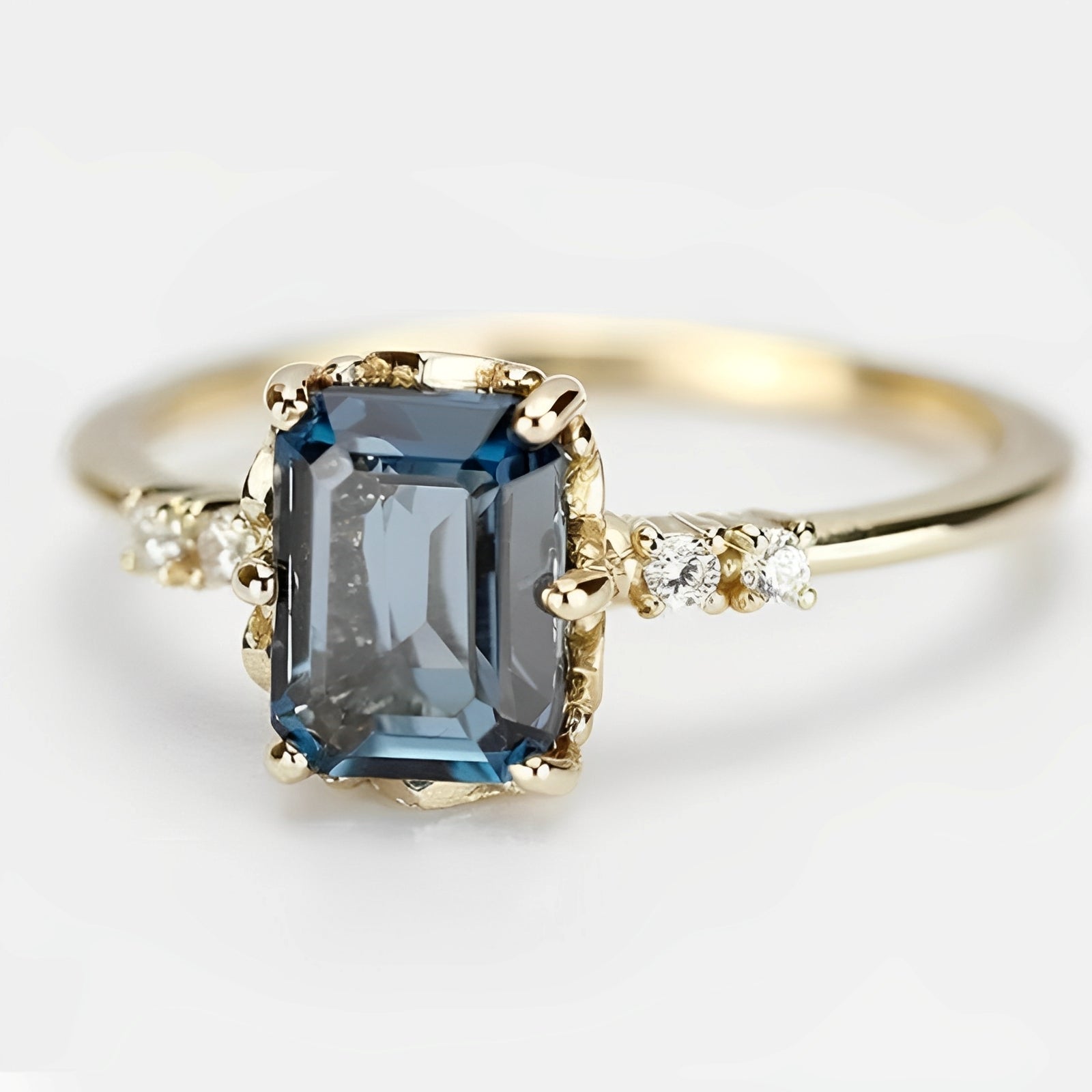 Celeste – Goldener Vintage-Ring mit blauem Kristall