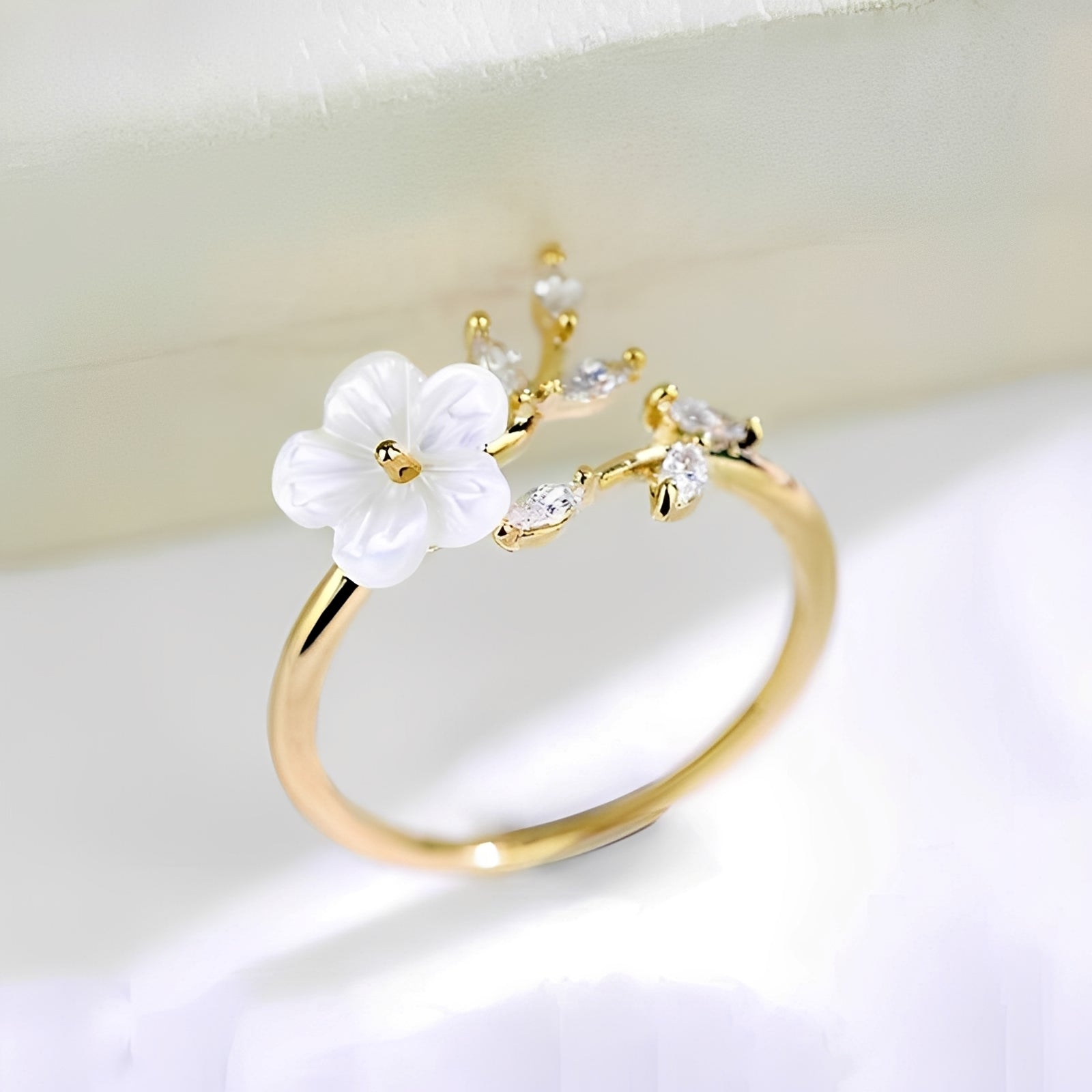 Mayla – Floraler Ring mit Weißen Blumen und Zirkonia