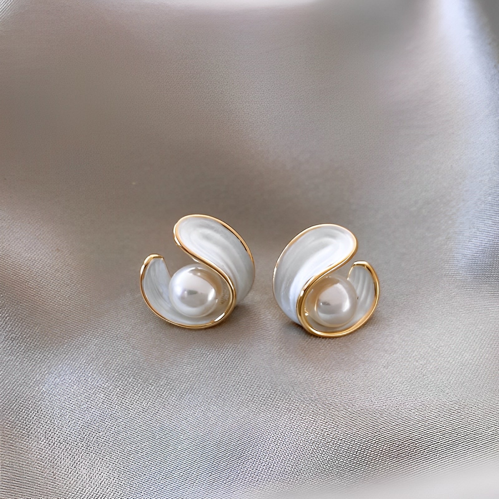 Aimee – Luxus-Ohrringe mit Weißem Opal und Perlen in Gold