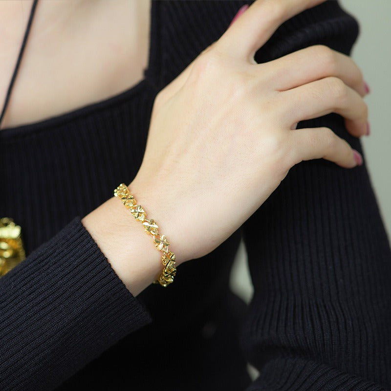 Edith – Goldenes Armband mit Gänseblümchen-Motiv