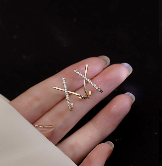 Ayla – Kreuzohrringe mit Kristallpflasterung