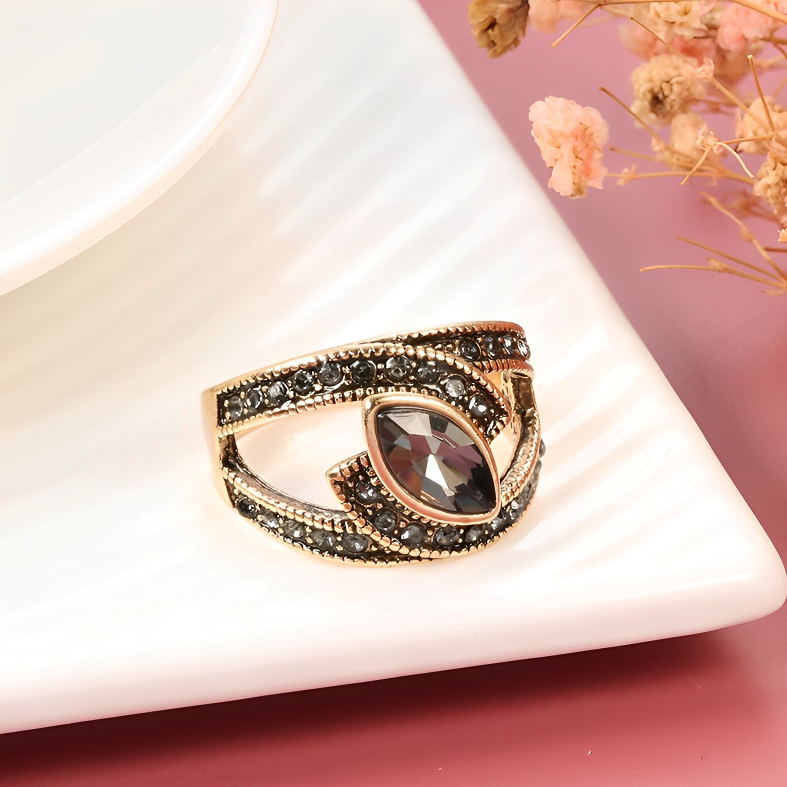 Sheena – Eleganter Ring mit Schwarzem Kristall