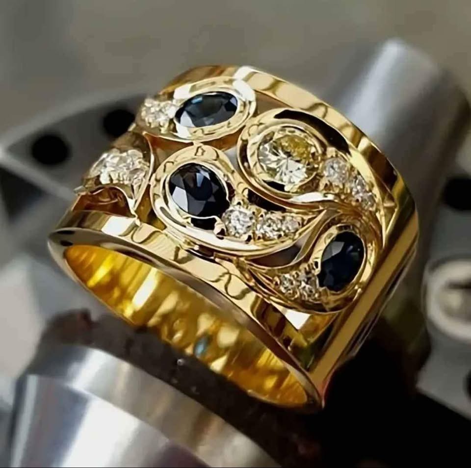 Elina – Vintage Goldener Ring mit Zirkon Verziert