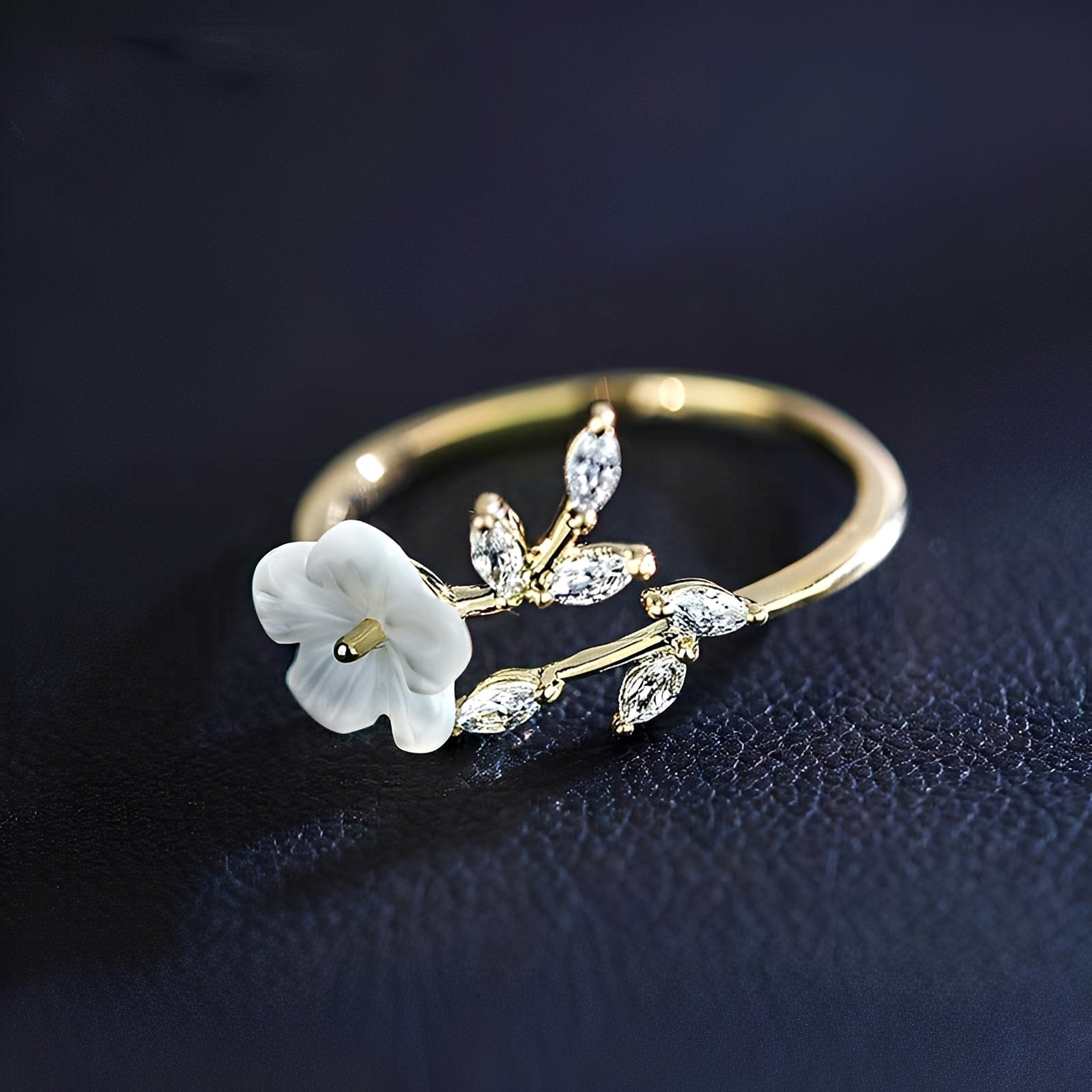 Mayla – Floraler Ring mit Weißen Blumen und Zirkonia