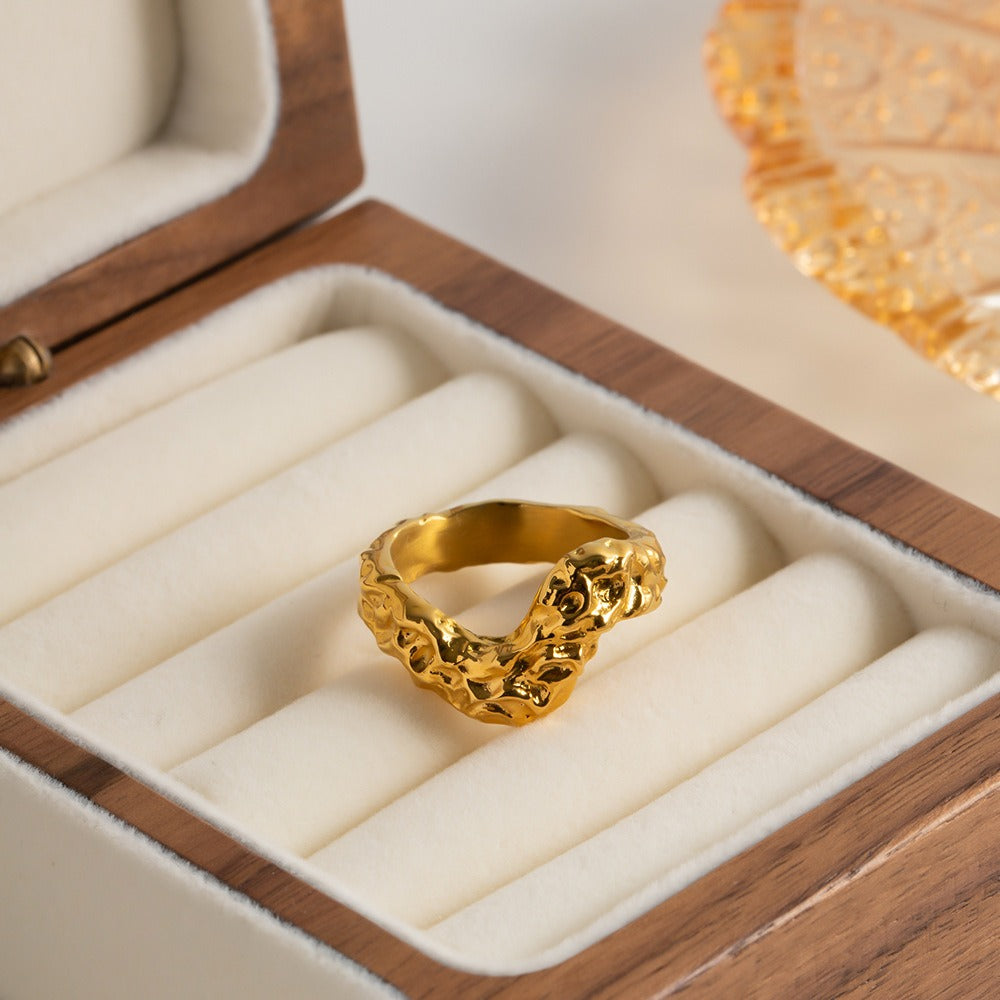 Vera – V-Ring Gehämmerter Titanstahl