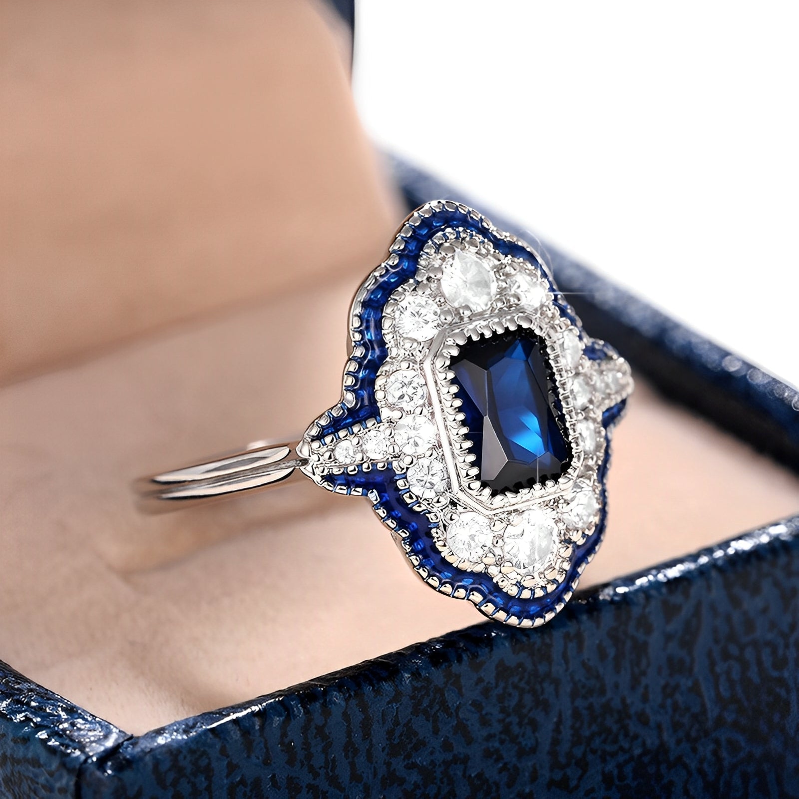 Inaya – Vintage Silberring mit blauem Kristall
