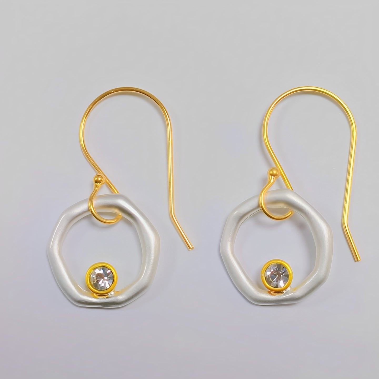 Isolde – Vintage-Ohrringe aus Zirkon mit Gold- und Silberdetail