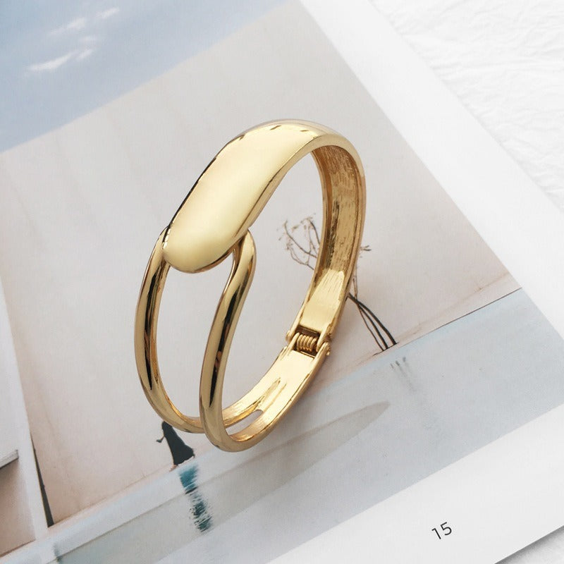 Alyssa – Eleganter Goldener Armreif