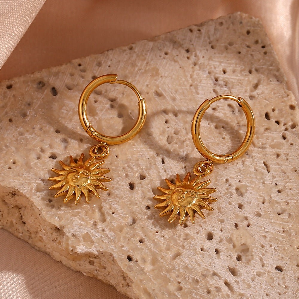 Vivienne – Goldene Huggie Creolen mit Sonne