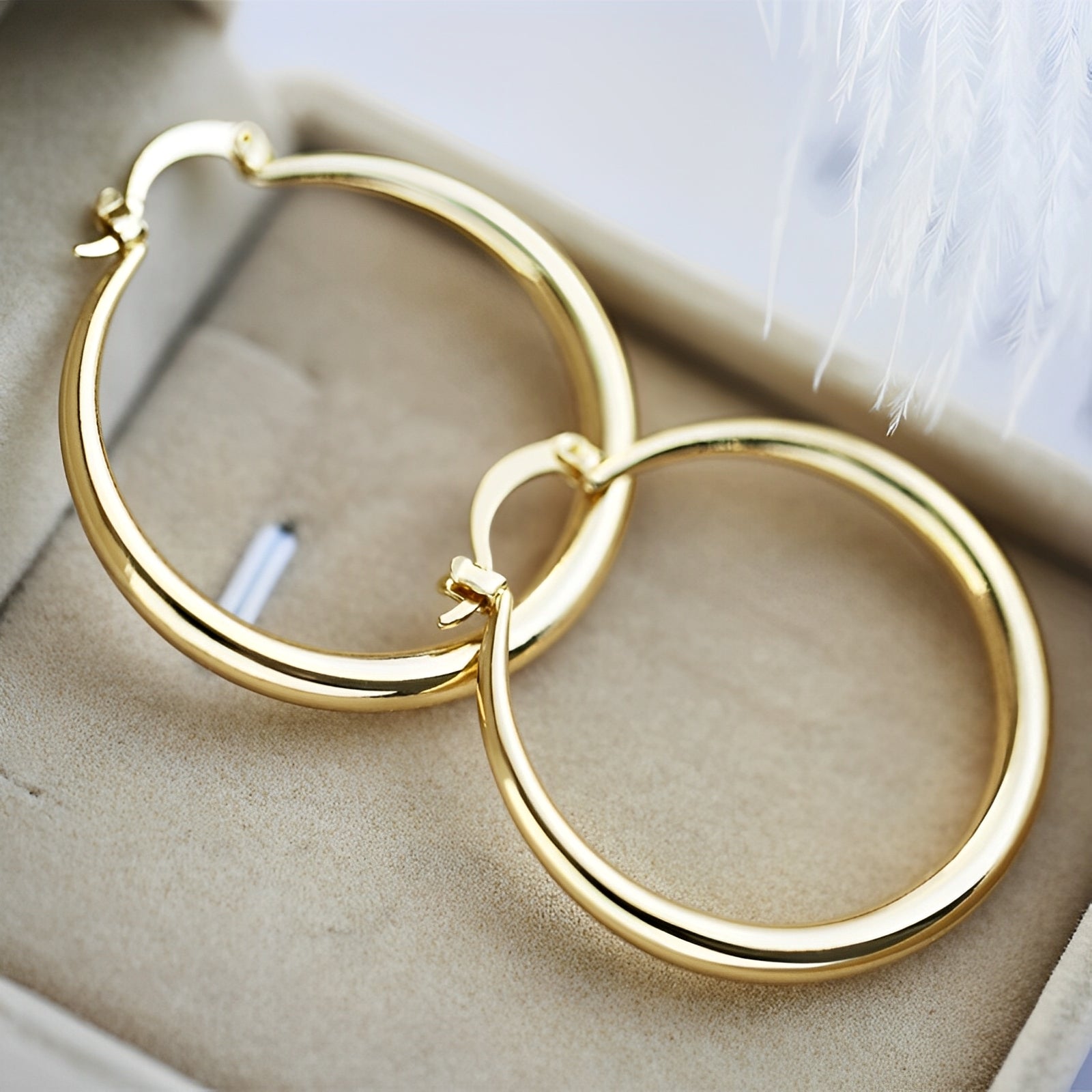 Delia – Goldene Ohrringe im Vintage-Stil