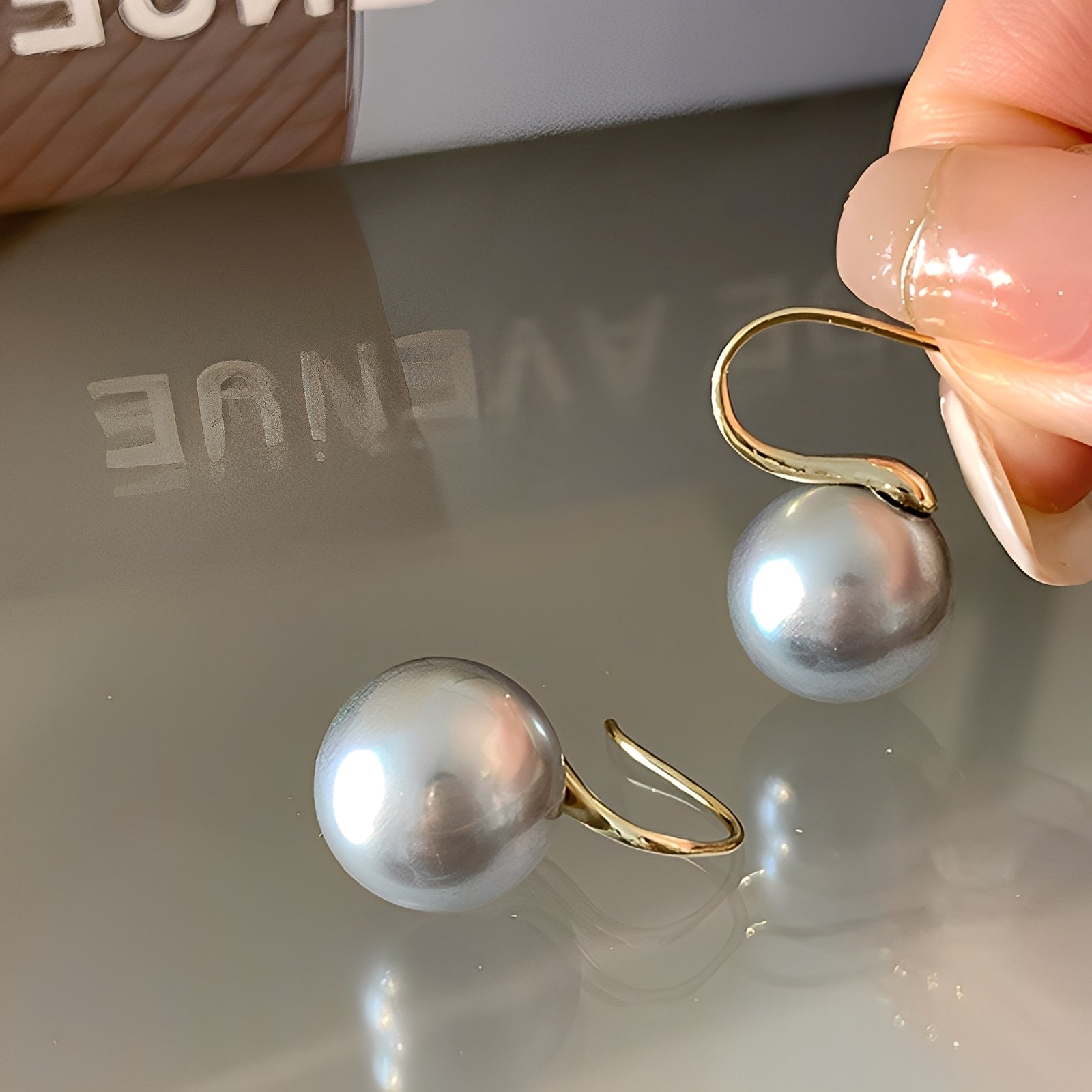 Amira – Ohrringe aus Gold & Schwarze Perlen