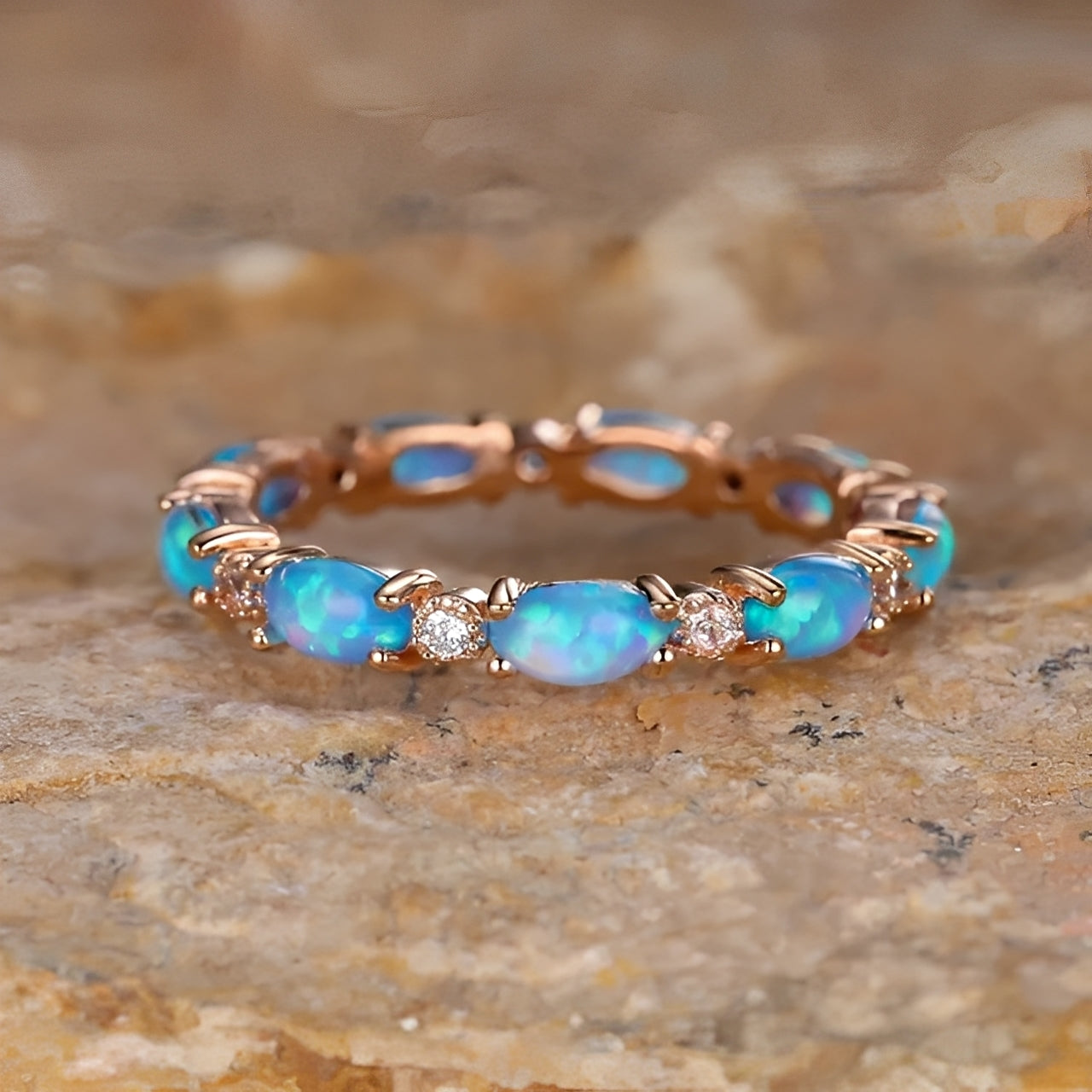 Jane – Ring mit blauem Opal und goldenen Details