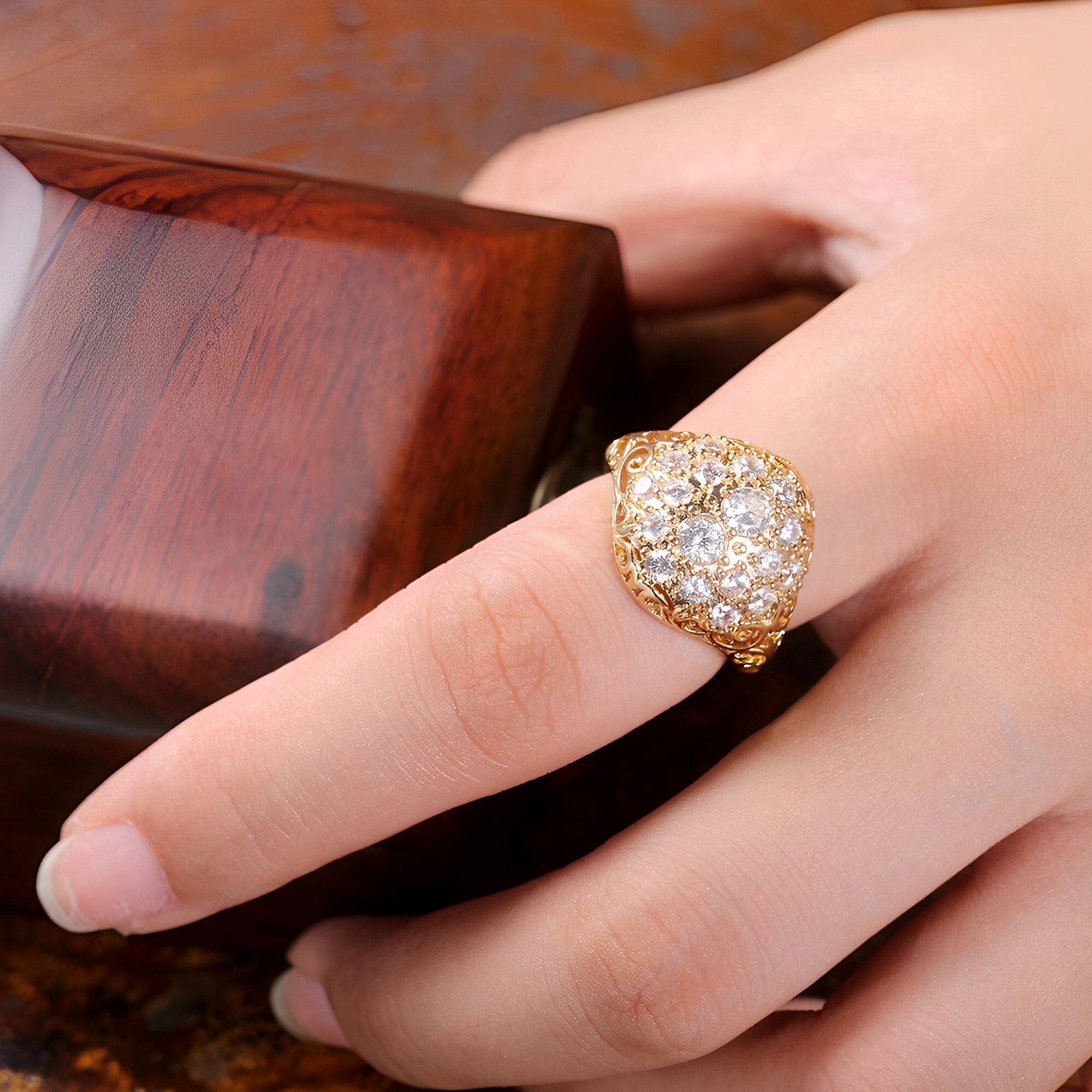 Nessa – Vintage Abgerundeter Ring in Glänzendem Gold