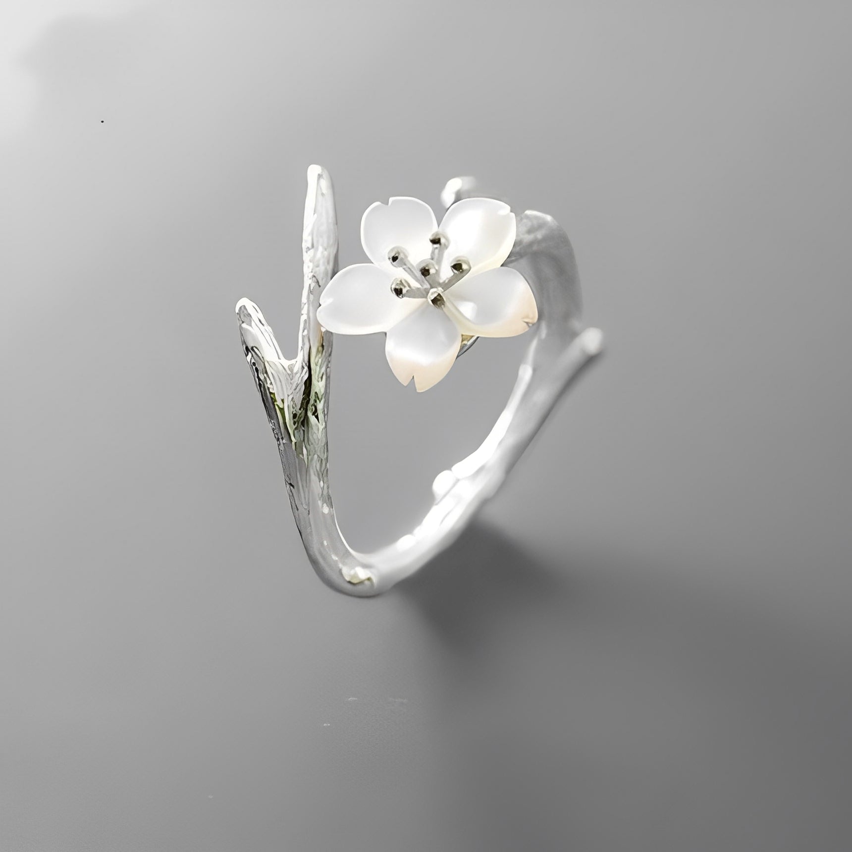 Lilou – Verstellbarer Vintage-Ring mit Weißer Blume