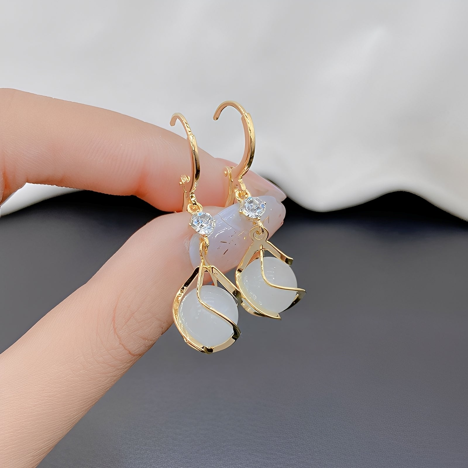 Lyra – Ohrringe mit Glanz von Weißem Opal