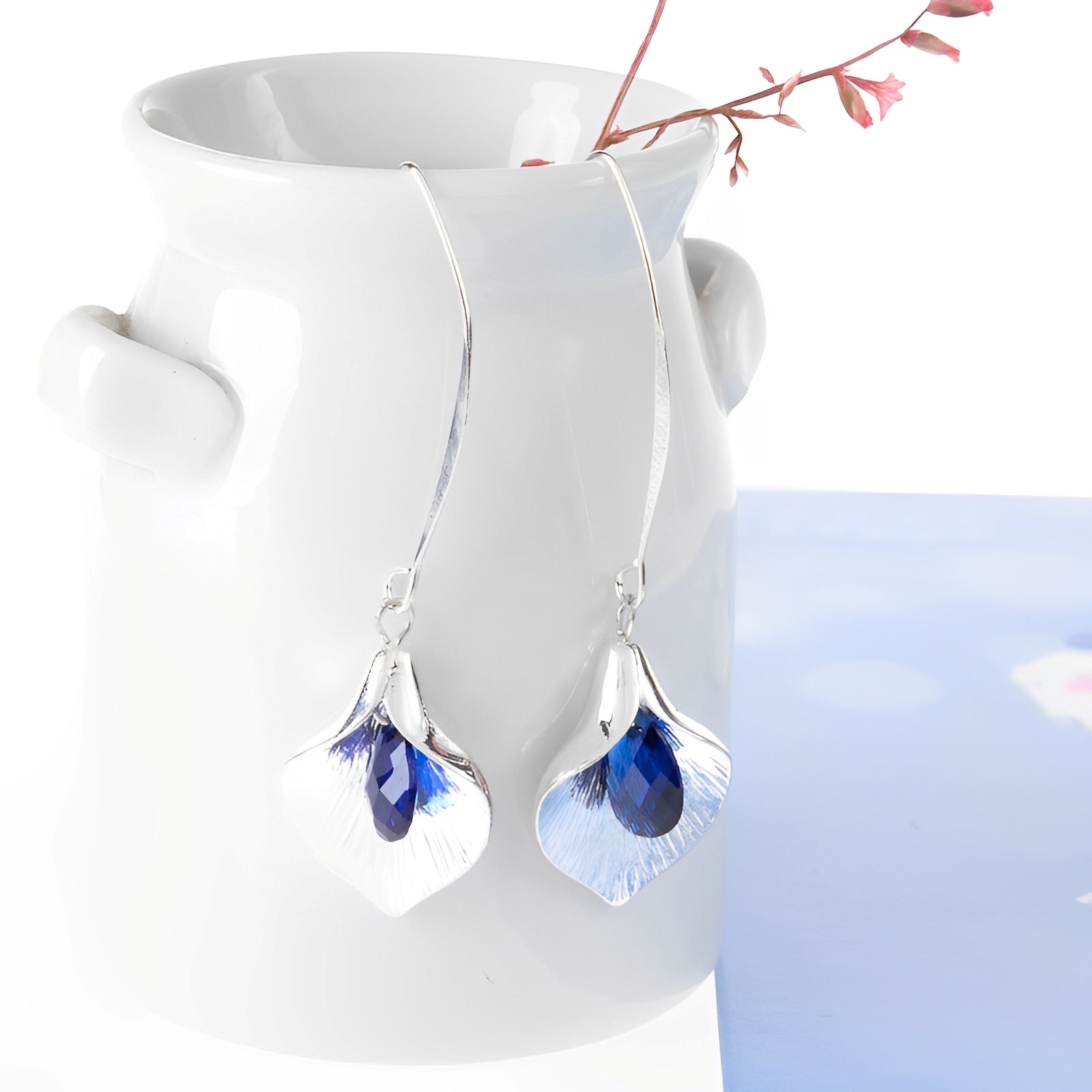 Lyana – Silberne Ohrringe mit Blauem Stein