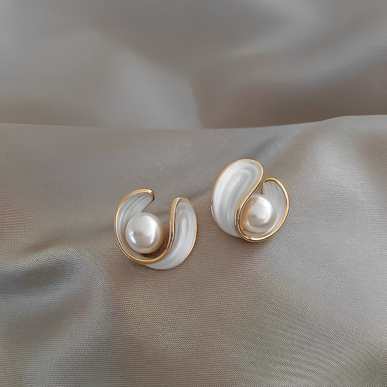 Aimee – Luxus-Ohrringe mit Weißem Opal und Perlen in Gold