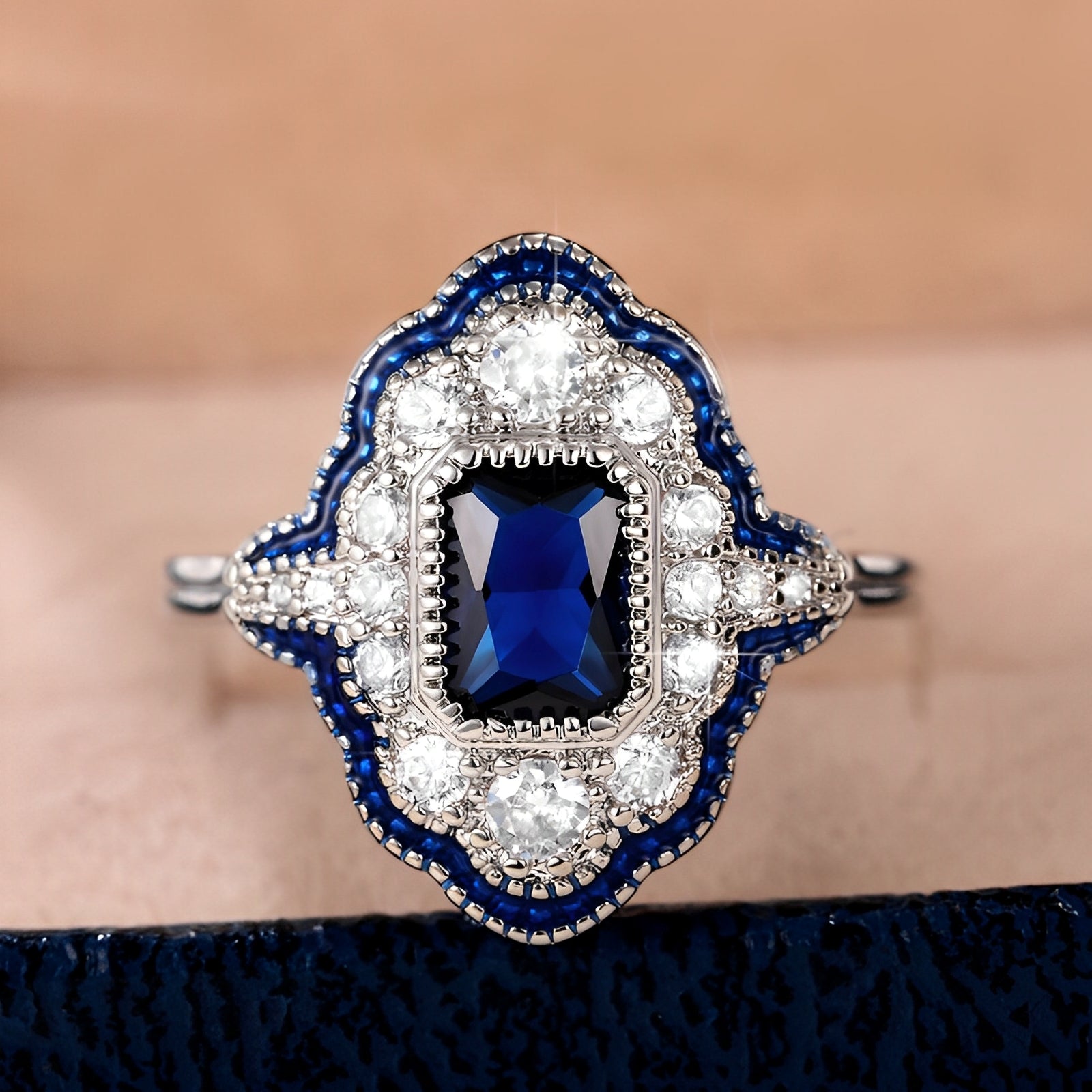 Inaya – Vintage Silberring mit blauem Kristall