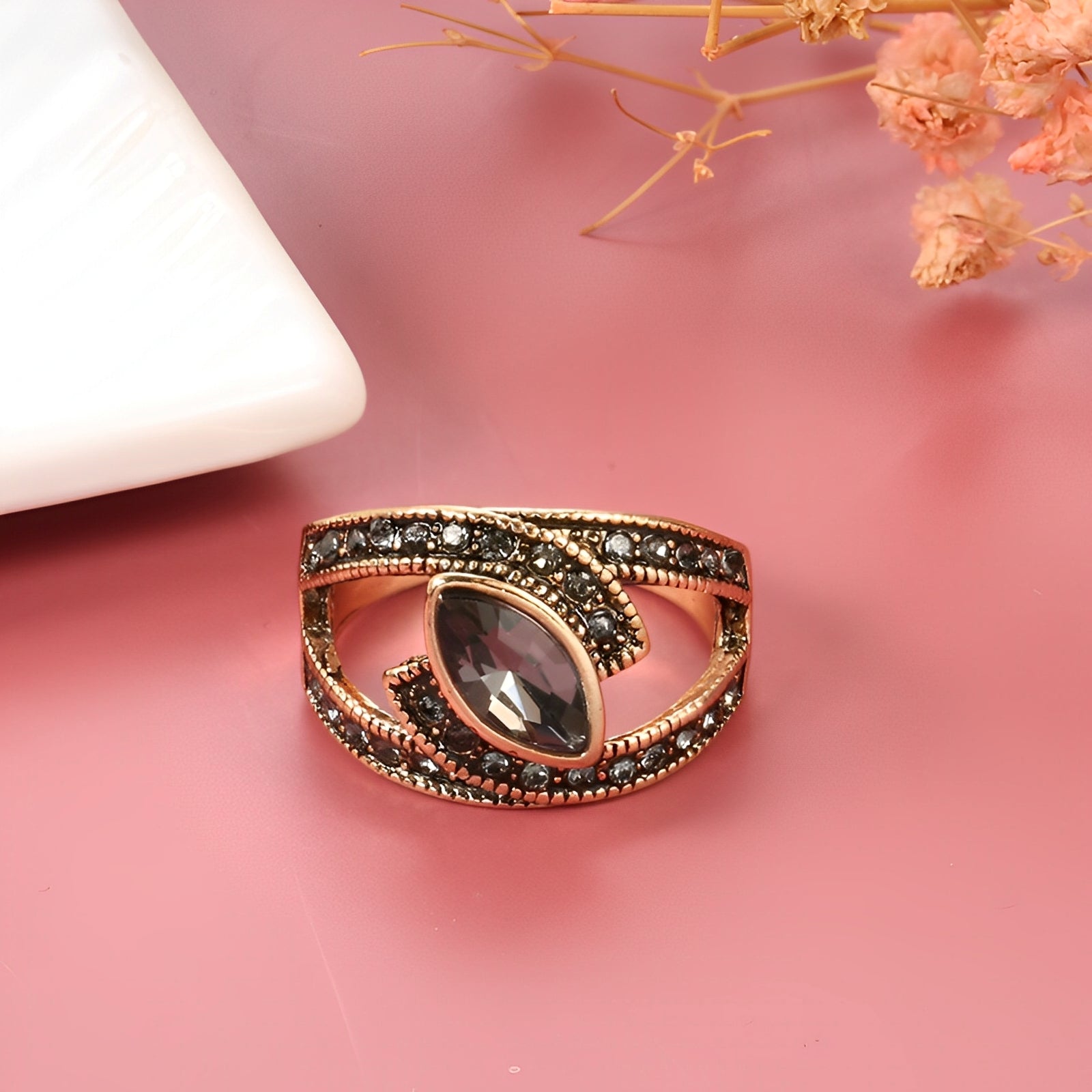 Sheena – Eleganter Ring mit Schwarzem Kristall