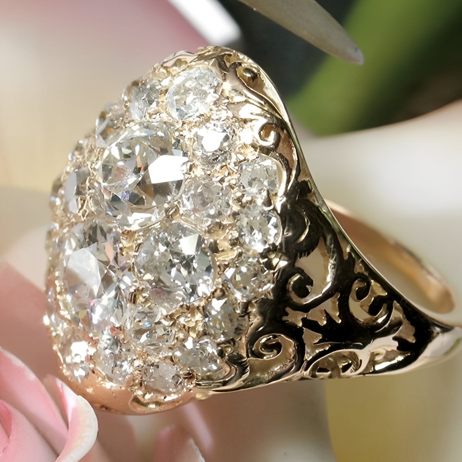 Nessa – Vintage Abgerundeter Ring in Glänzendem Gold