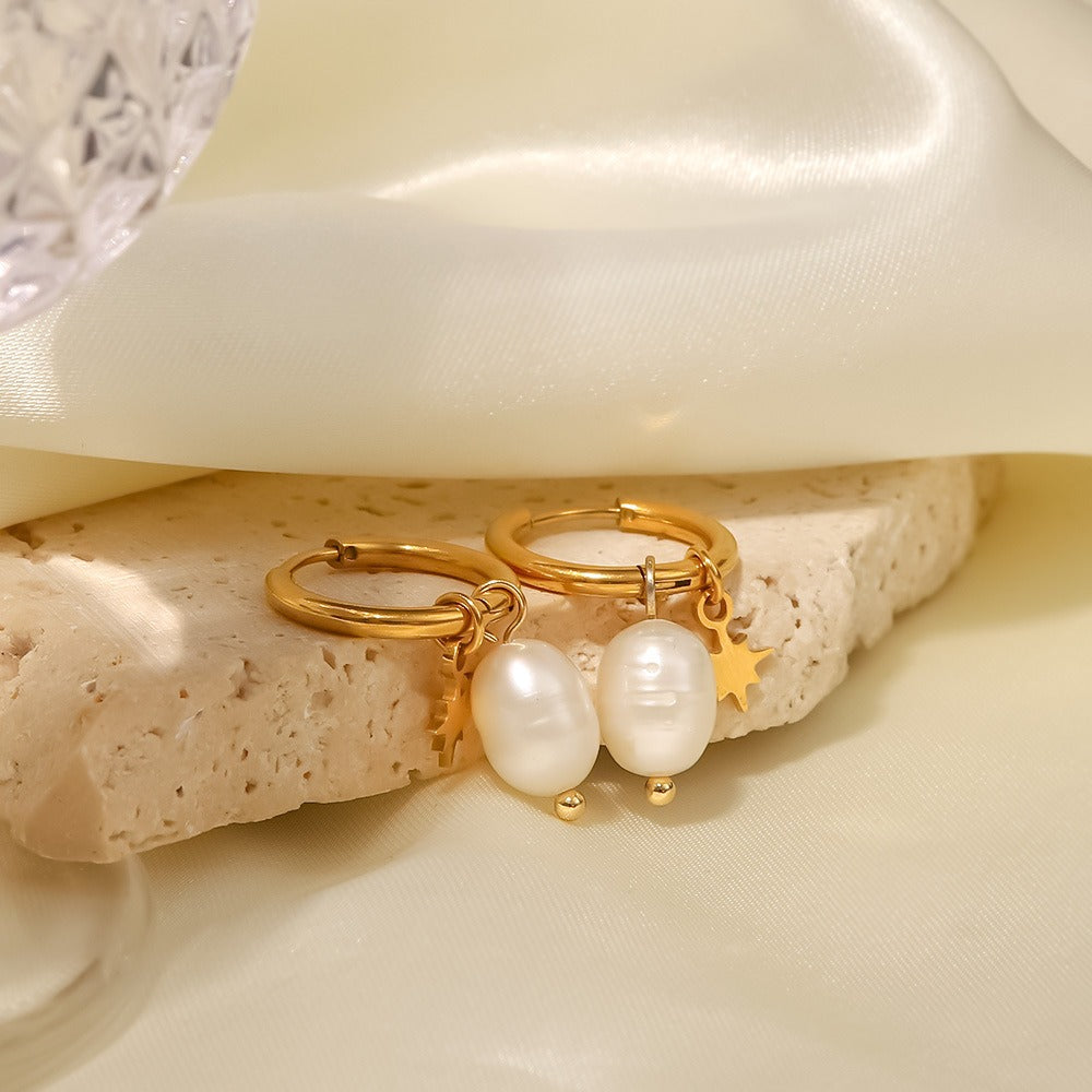 Silke – Ohrringe Stern und Süße Wasserperle Golden