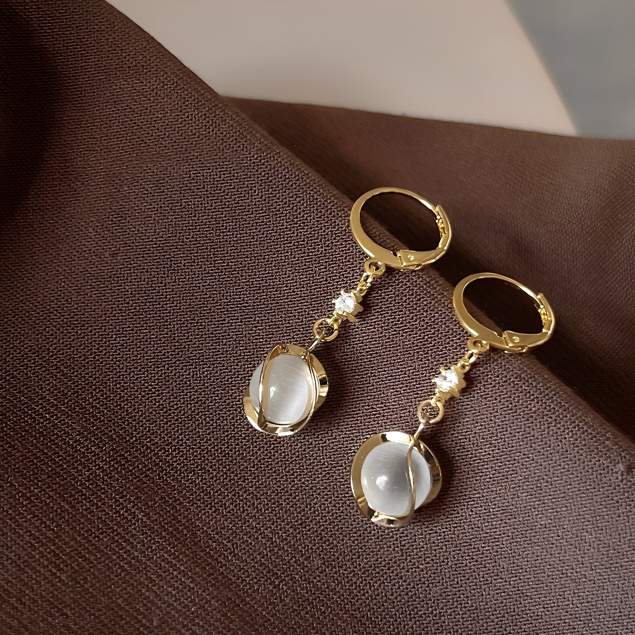 Lyra – Ohrringe mit Glanz von Weißem Opal