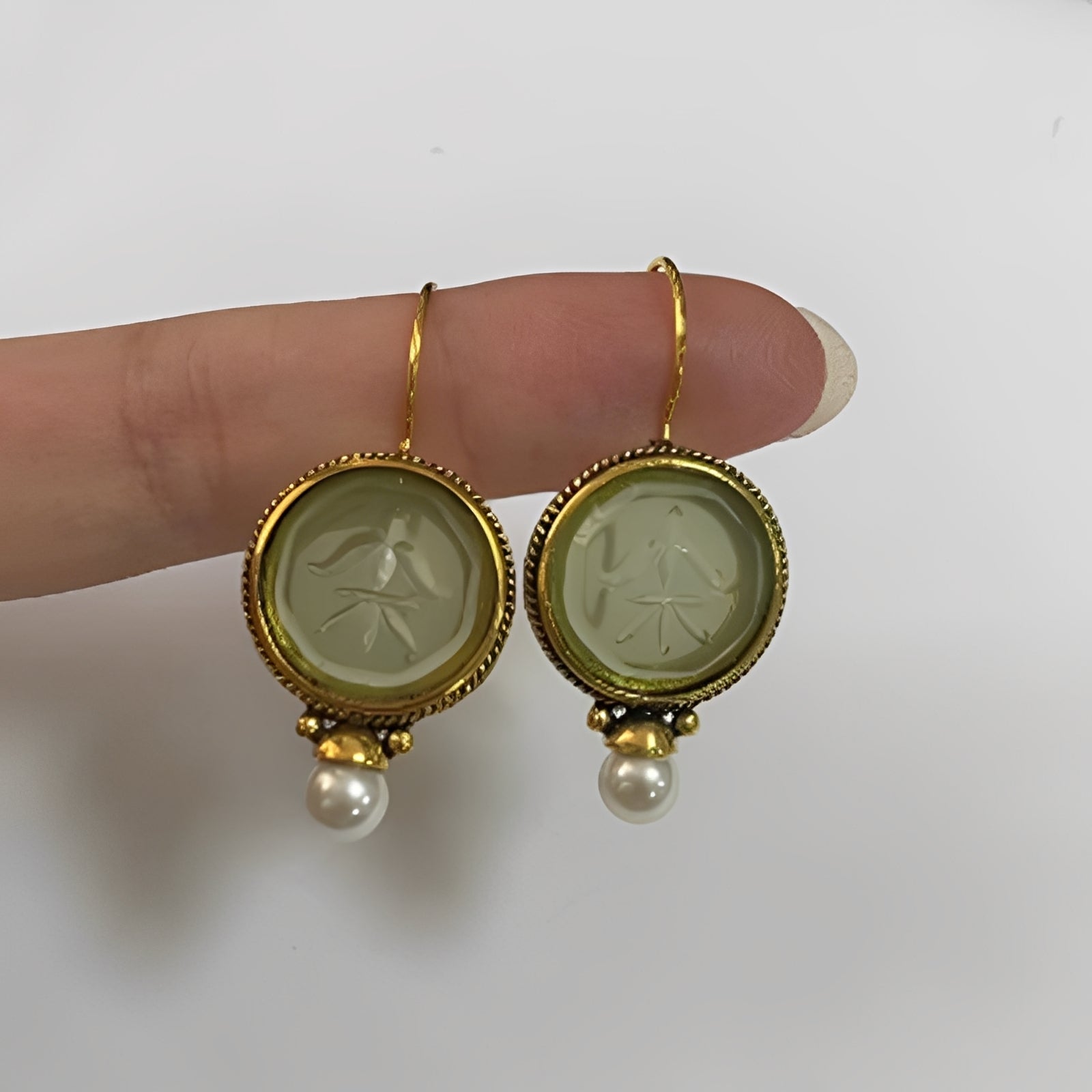 Lena – Antike Ohrringe Grüner Stein und Perle