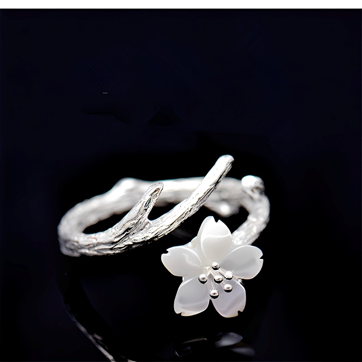 Lilou – Verstellbarer Vintage-Ring mit Weißer Blume