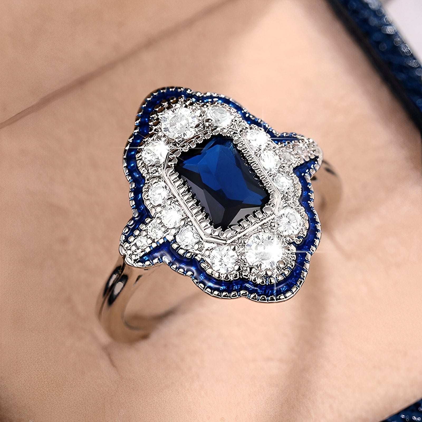 Inaya – Vintage Silberring mit blauem Kristall