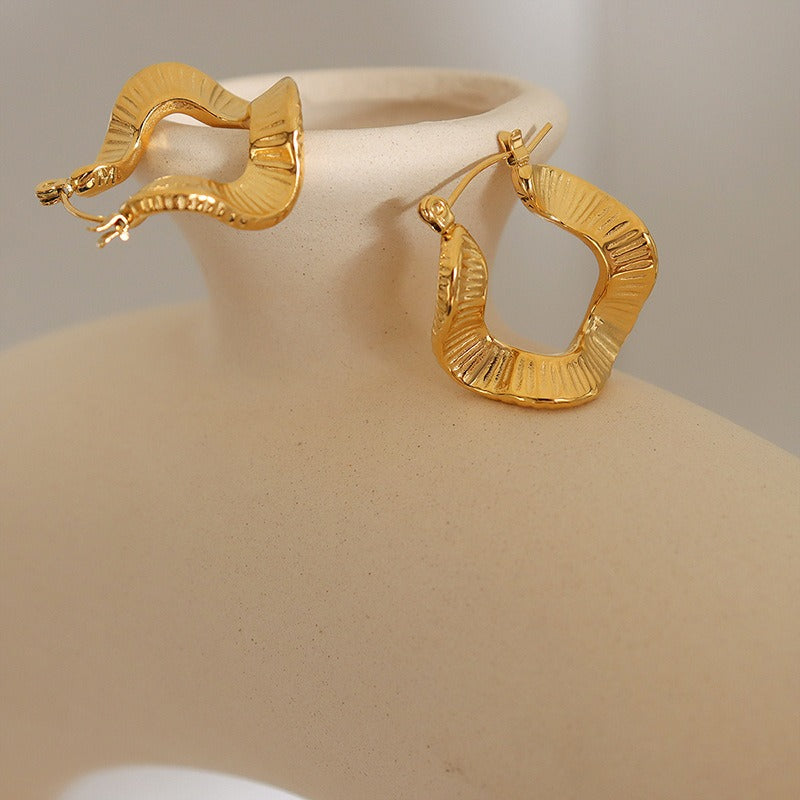 Alba – Ohrringe mit Wellendesign aus Titanstahl