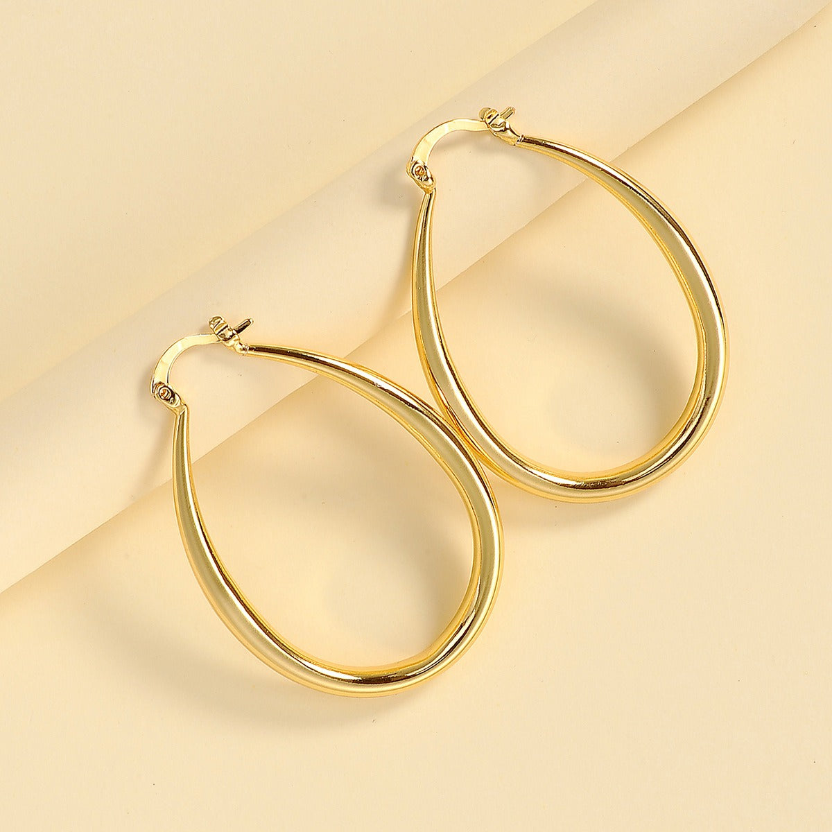 Claire - Goldene Creolen im Vintage-Stil