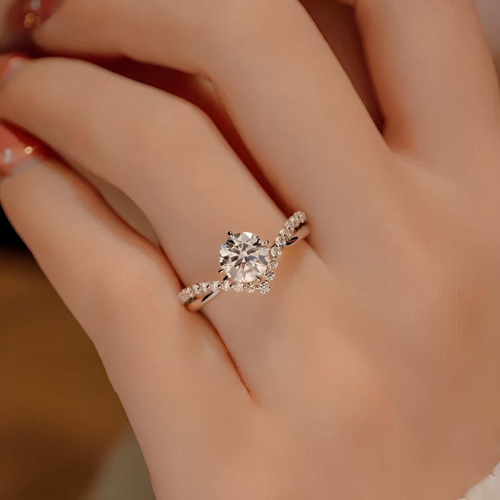 Eila – Verzaubernder Ring mit Weißem Kristall