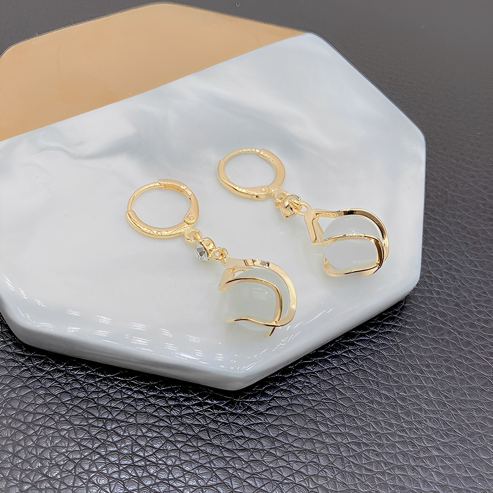 Lyra – Ohrringe mit Glanz von Weißem Opal
