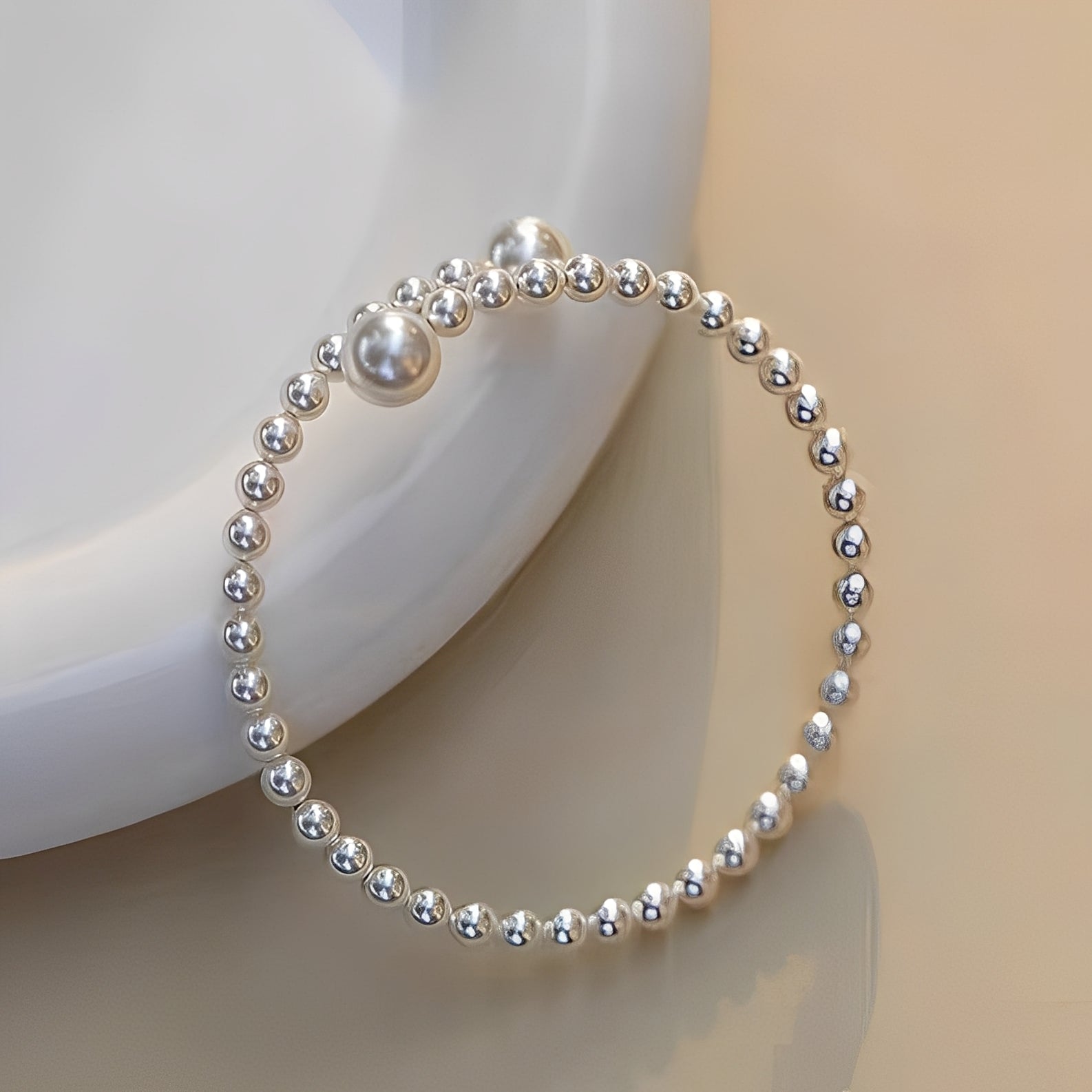 Emma – Verfeinertes Armband mit Offenen Perlen