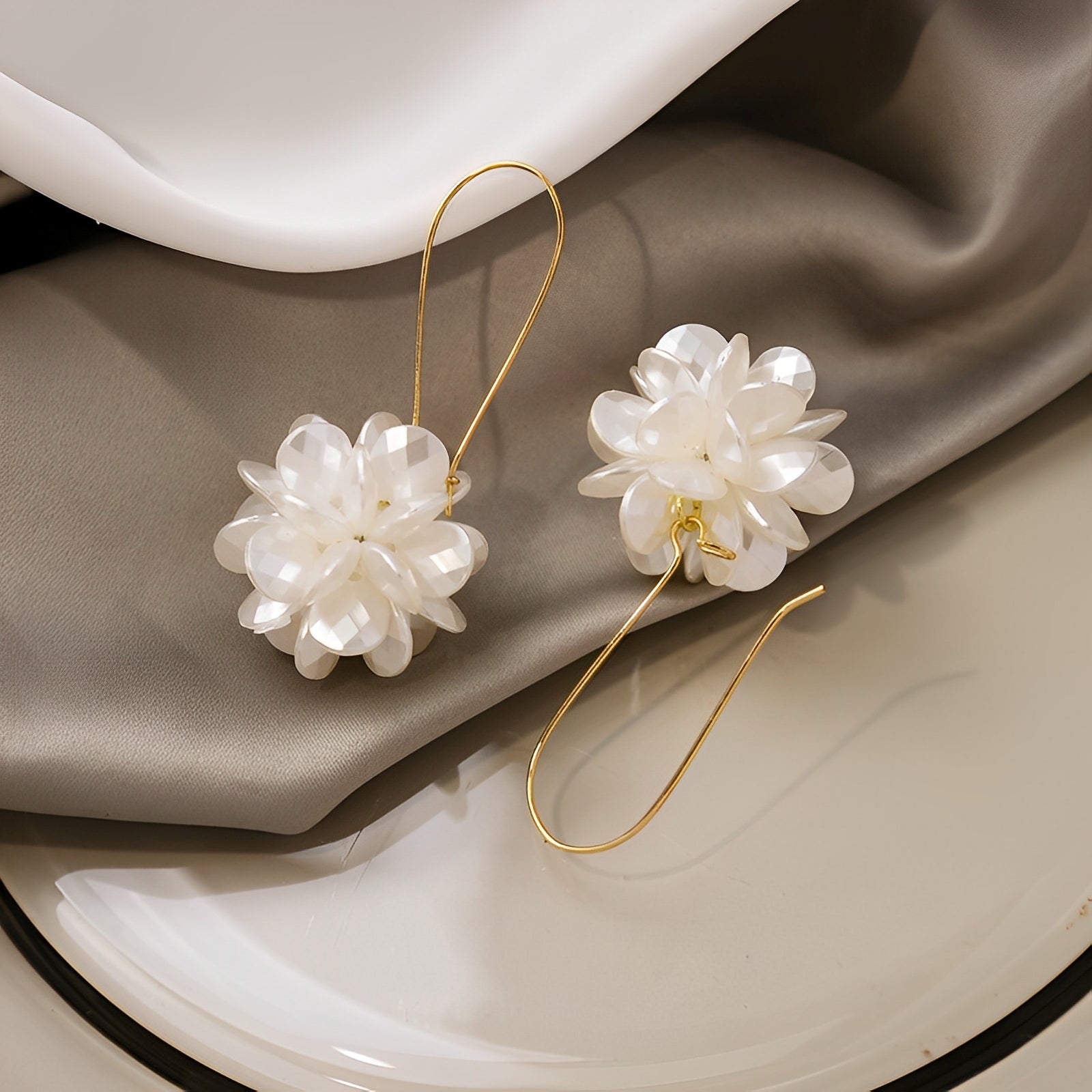 Florina – Weiße Blumenohrringe mit Natürlichem Charme