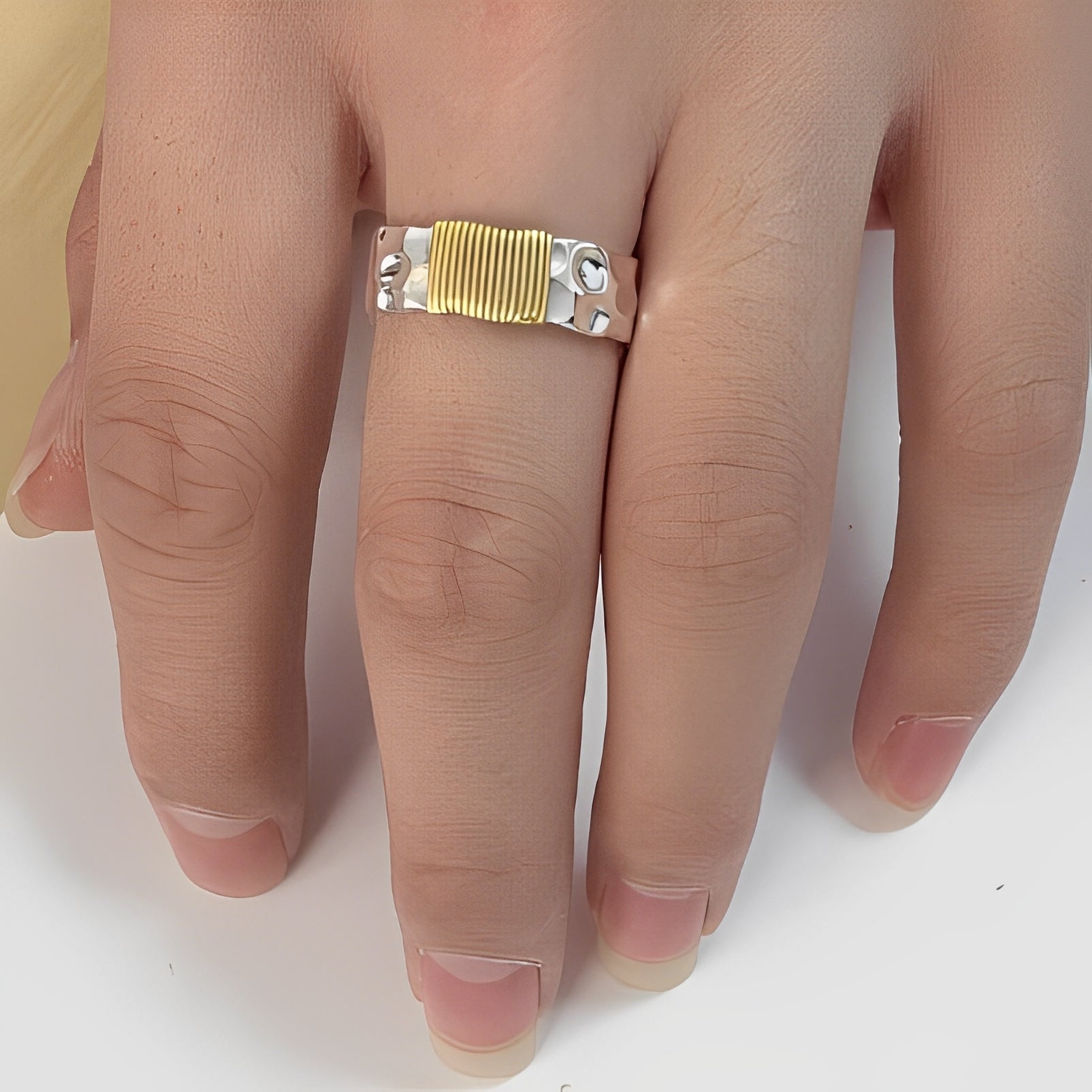Leira – Silberner Vintage-Ring mit Goldenen Details im Faden