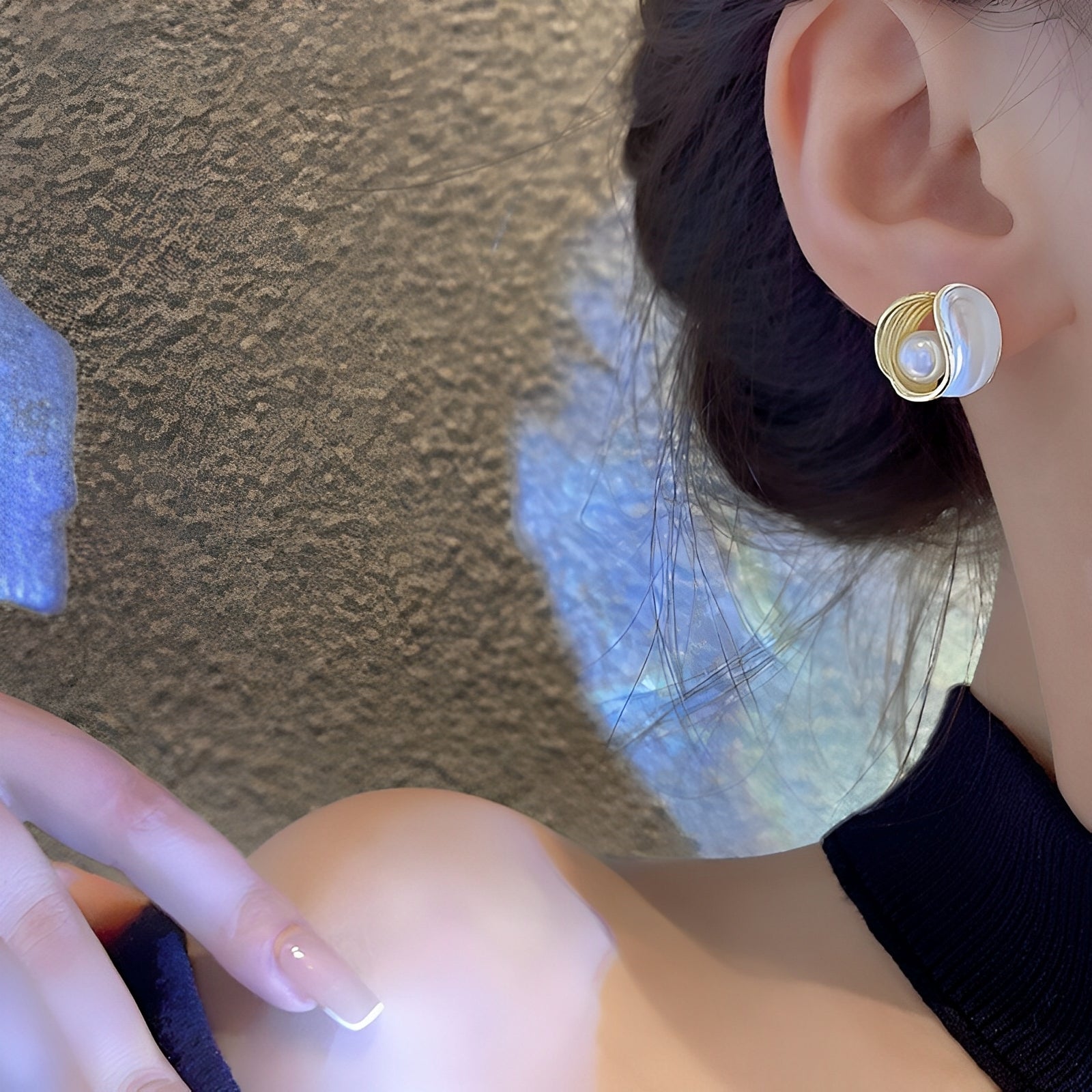 Aimee – Luxus-Ohrringe mit Weißem Opal und Perlen in Gold