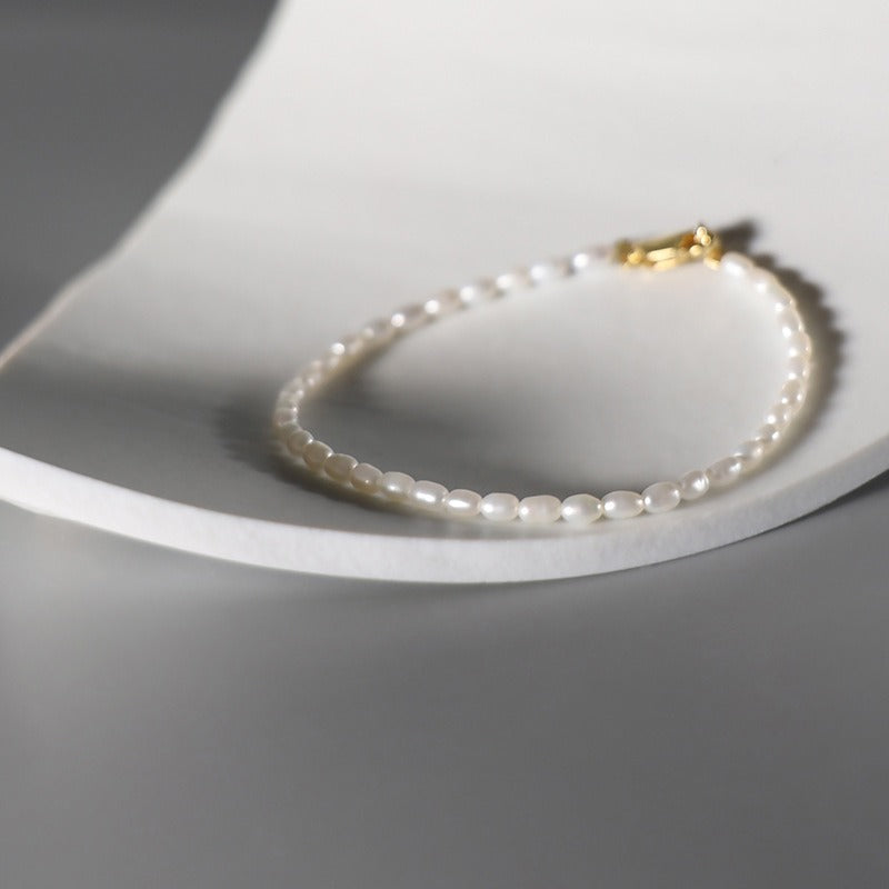 Saya – Armband aus 925er Silber und kleine Süßwasserperlen