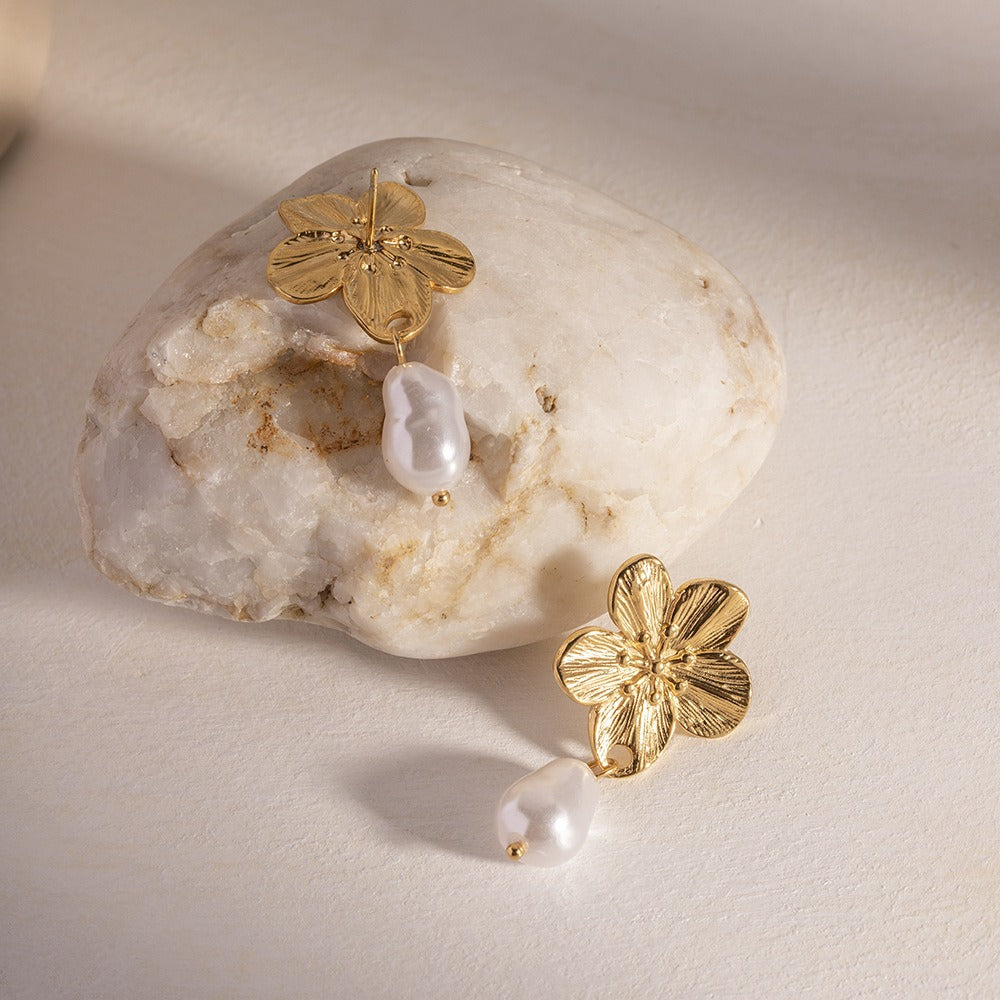 Ember – Ohrringe Blumenkreation mit goldenen Perlen