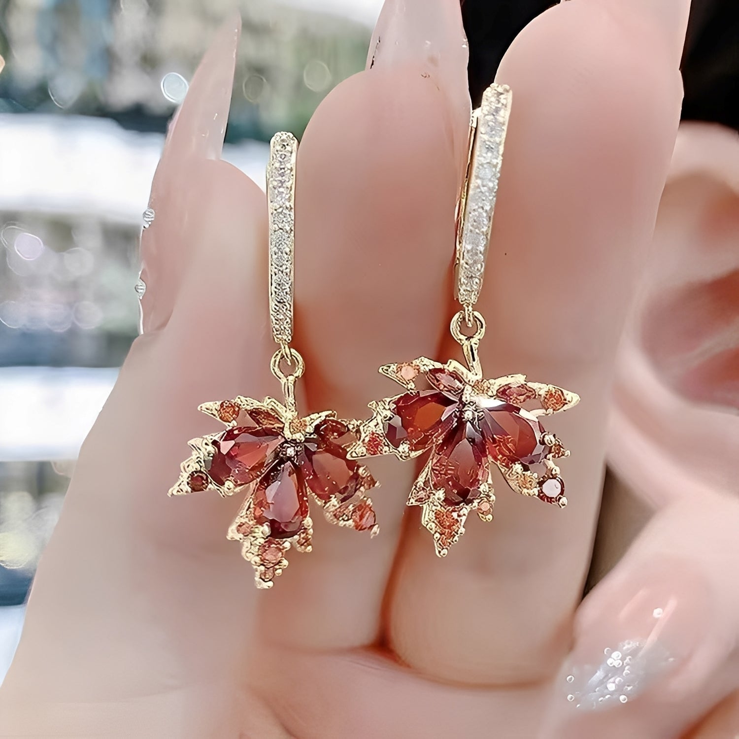 Regine – Goldenes Blatt Ohrringe mit Zirkonium