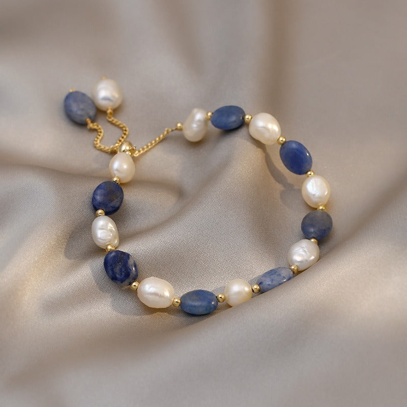 Kira – Elegantes Armband aus Perlen des Ozeans