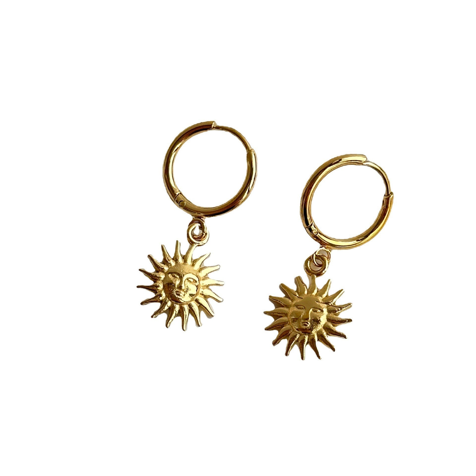 Vivienne – Goldene Huggie Creolen mit Sonne