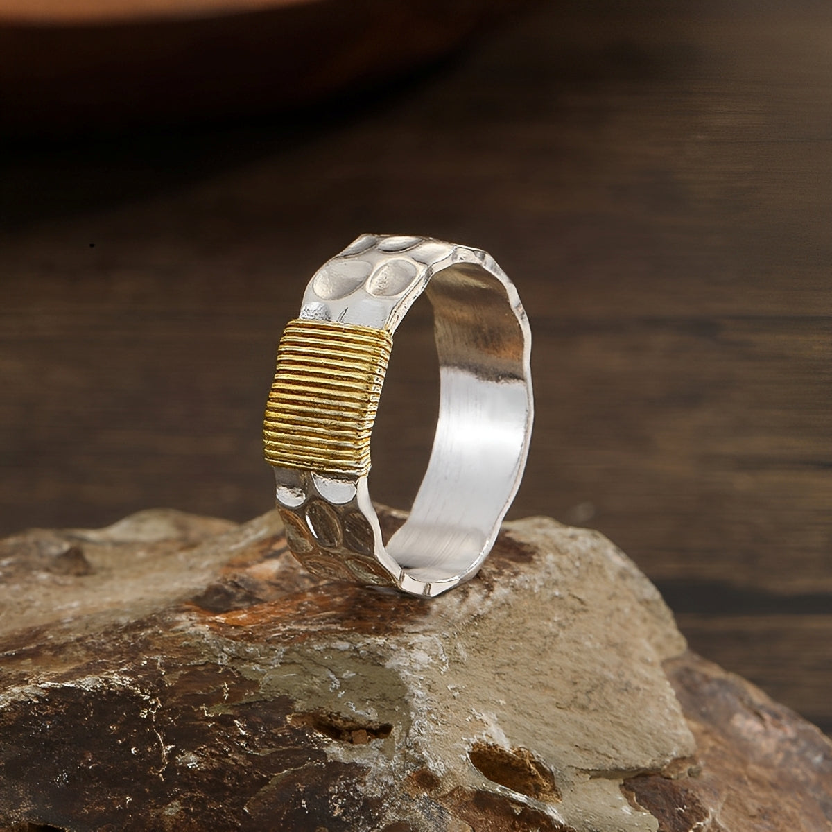 Leira – Silberner Vintage-Ring mit Goldenen Details im Faden