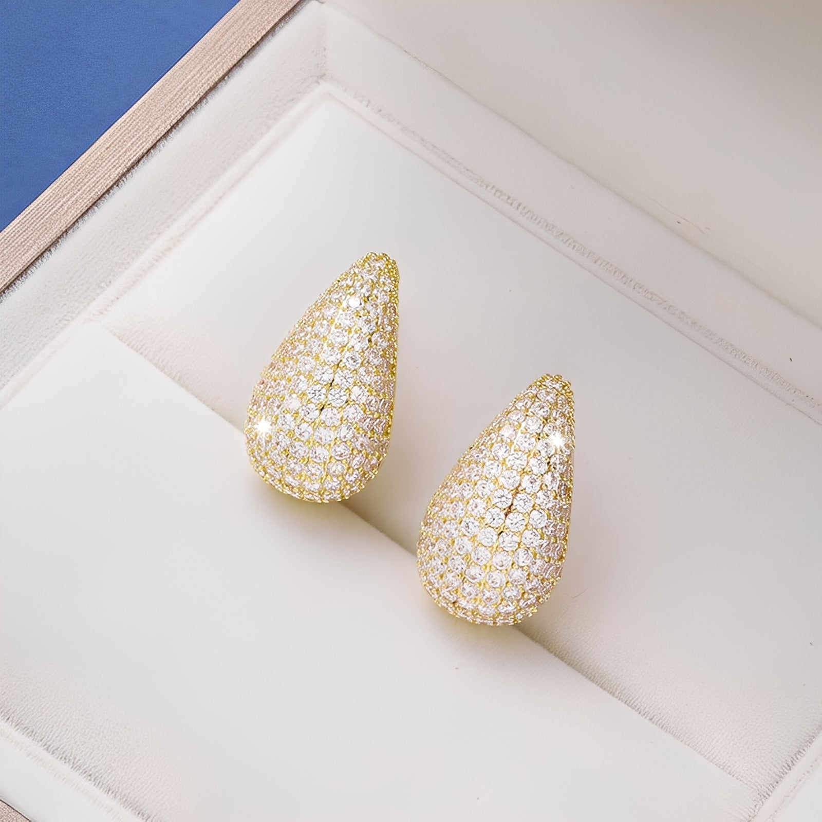 Elly – Ohrstecker aus Zirkon und Kupfer