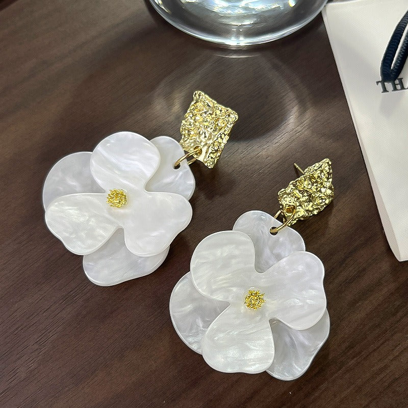 Thelma – Florale Hängende Goldene Ohrringe