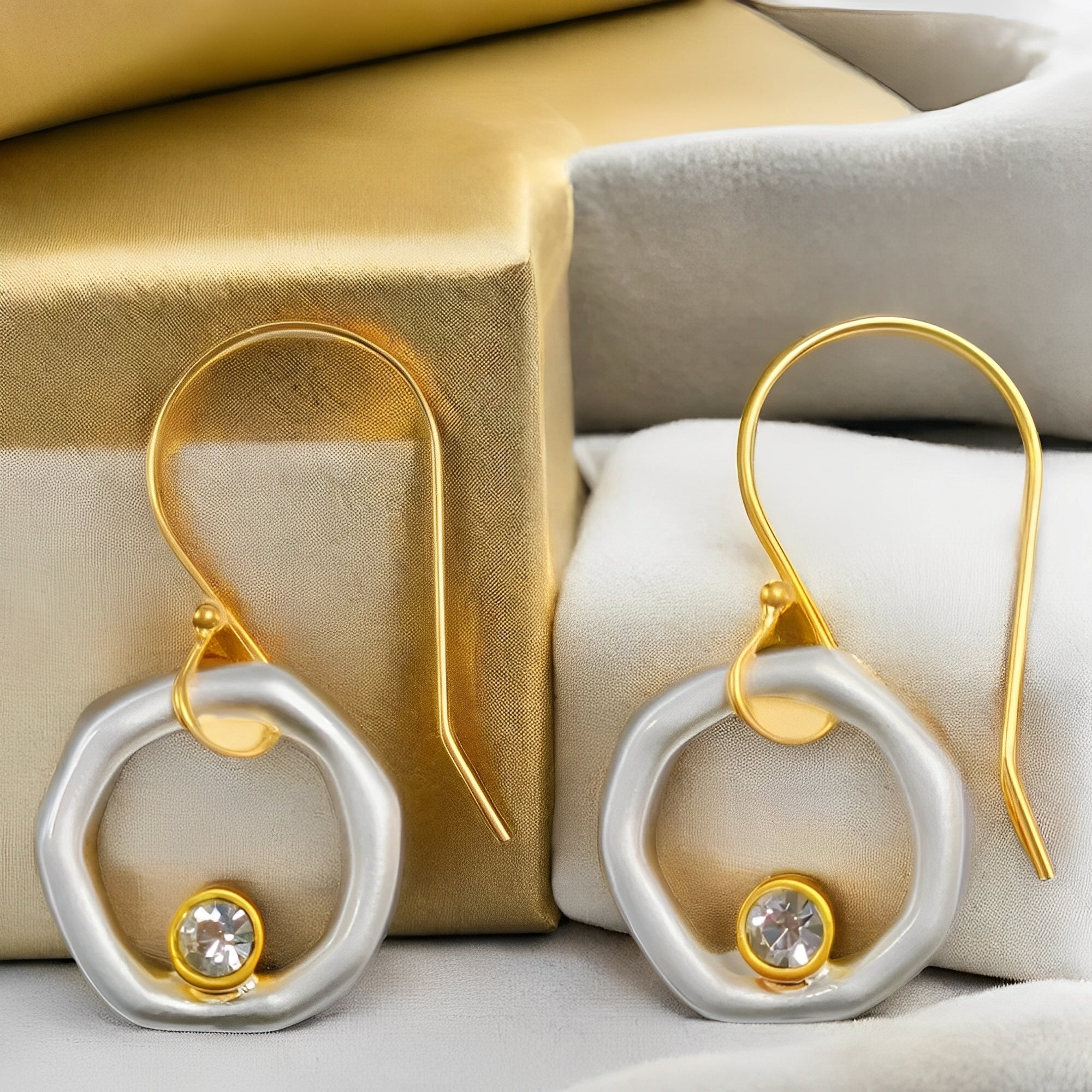 Isolde – Vintage-Ohrringe aus Zirkon mit Gold- und Silberdetail